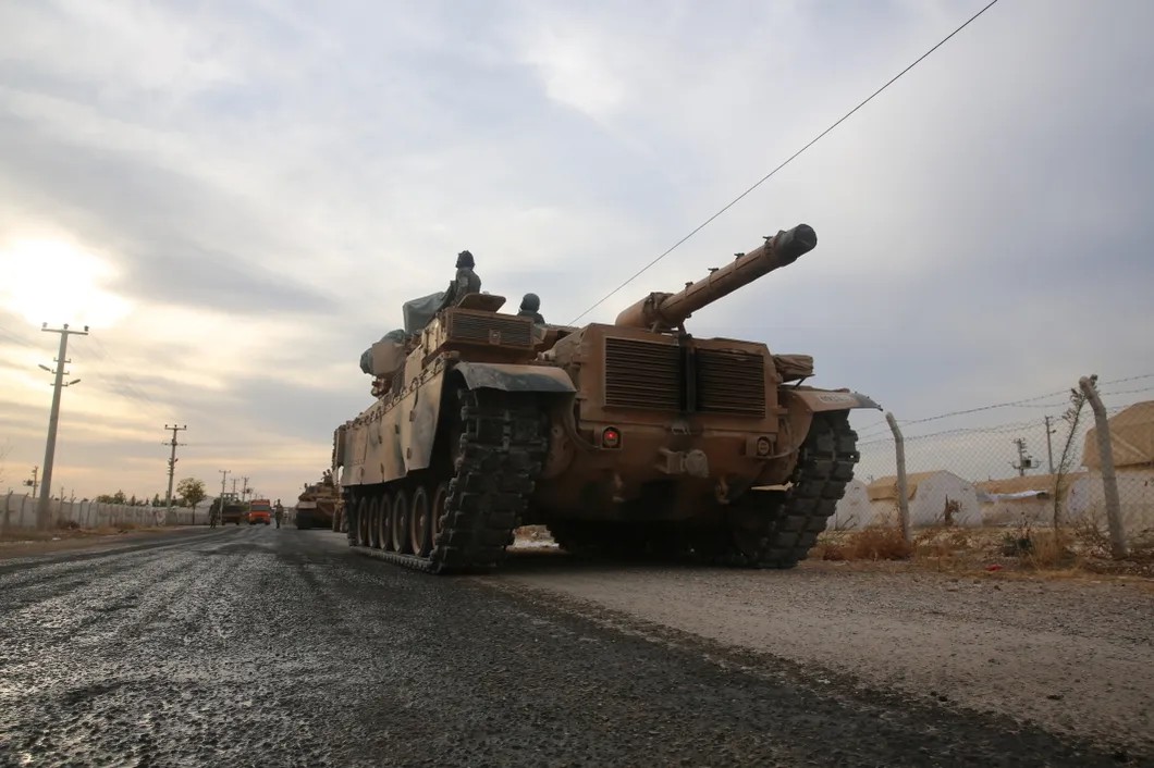 Усиление турецкой армии и ССА в деревне Акшакале перед началом операции «Источник мира». Фото: источник, специально для «Новой газеты».
