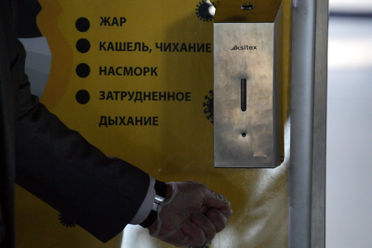 Дезинфекция рук в аэропорту «Внуково», лето 2020 года. Фото: РИА Новости