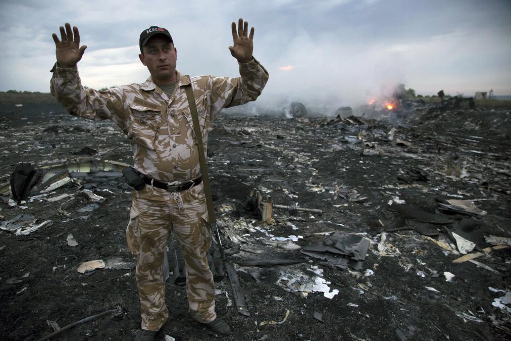 Представитель сепаратистов на месте крушения малайзийского «Боинга» MH17. Фото: Dmitry Lovetsky / AP / ТАСС