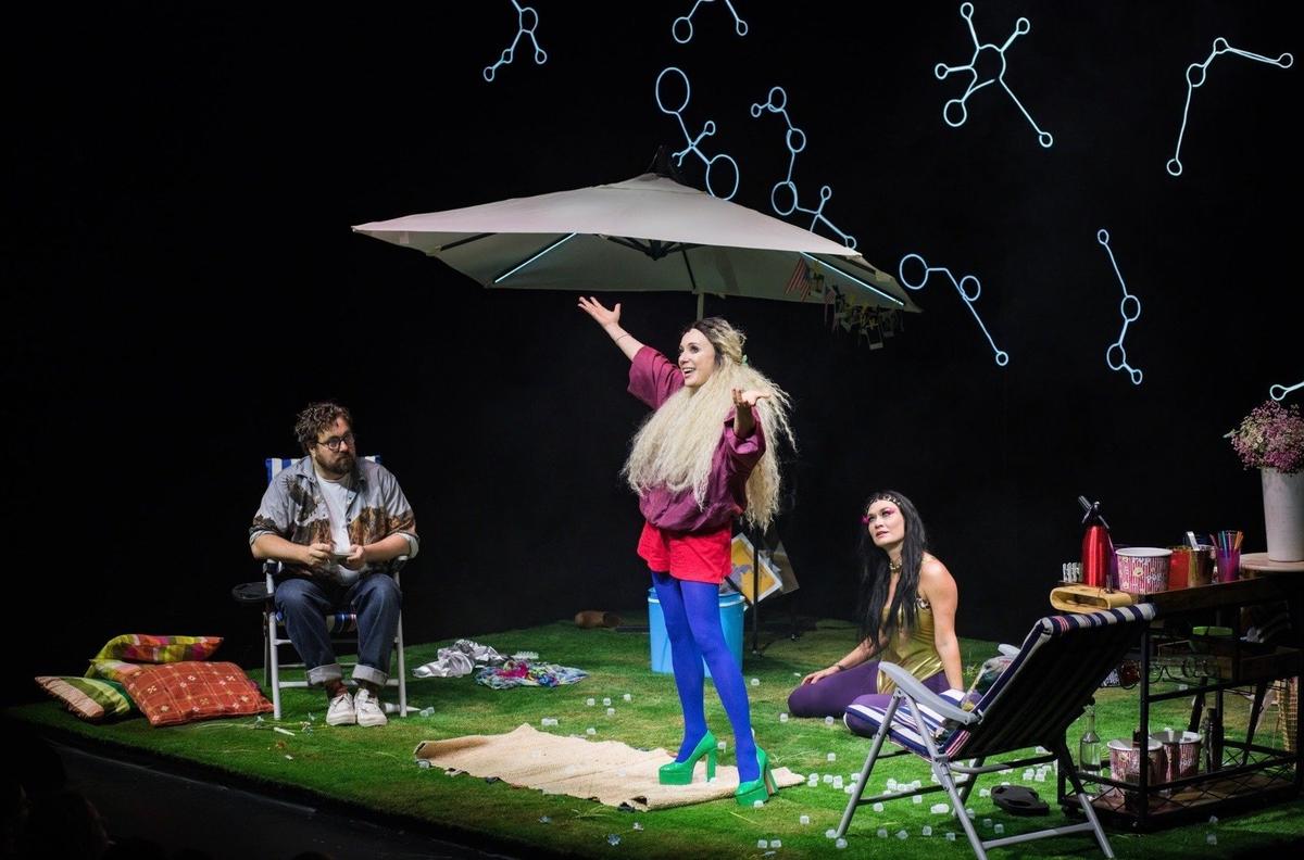 Василий Зоркий, Маша Машкова и Чулпан Хаматова. Сцена из спектакля «Единственные самые высокие деревья на земле». Фото: Вк сообщество Современный театр