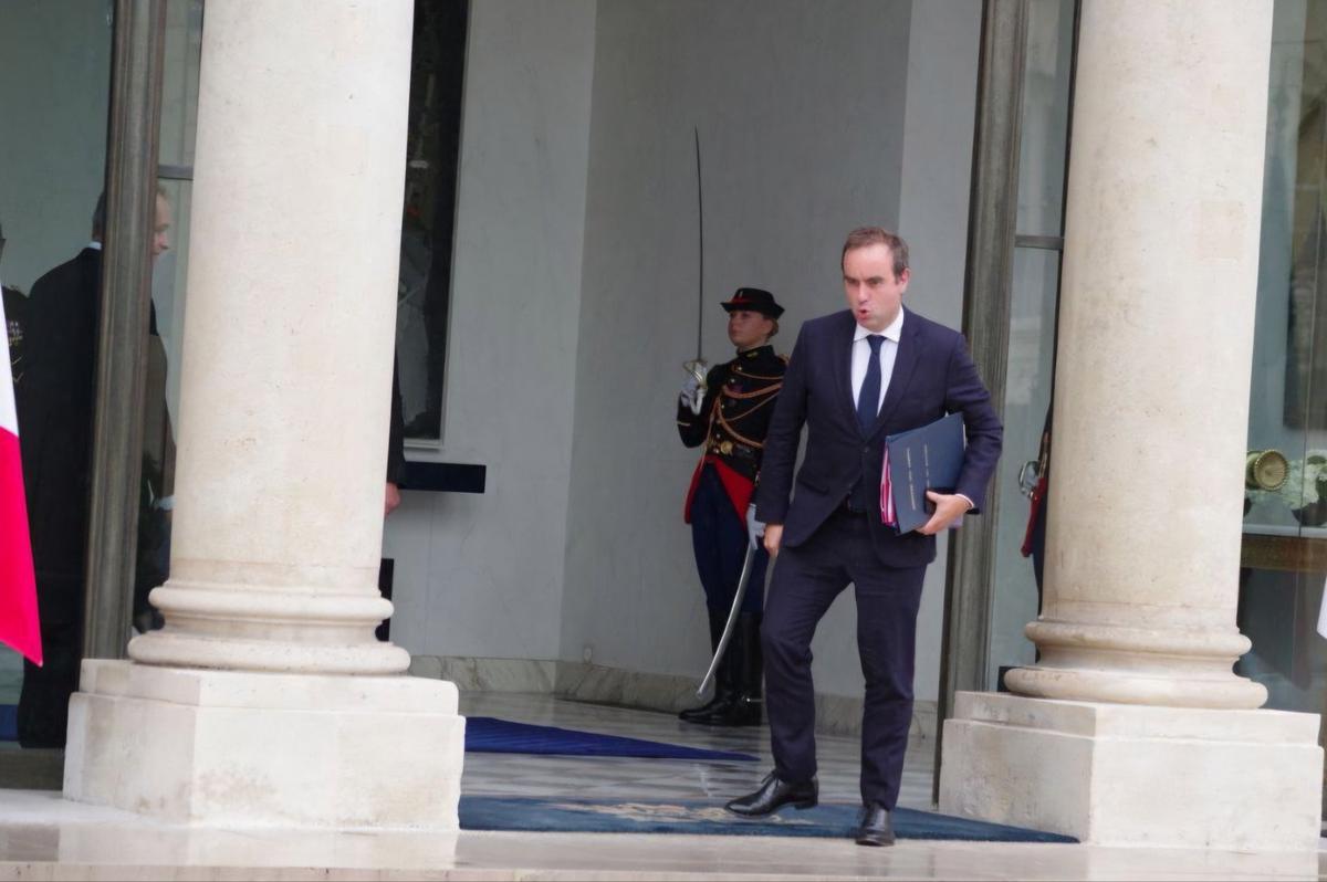 Себастьян Лекорню покидает Елисейский дворец. Фото: Юрий Сафронов / «Новая газета»