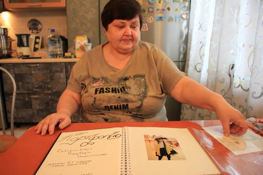 Бабушка Ольга Викторовна показывает школьное портфолио Вари