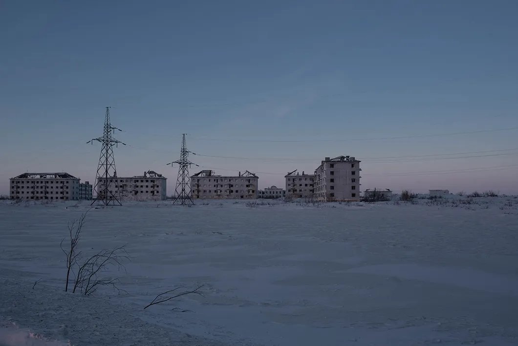 Заброшенные дома в поселках. Вид с «воркутинского кольца». Фото: Виктория Одиссонова / «Новая газета»