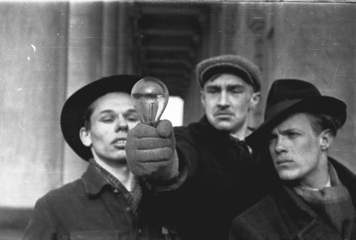 Перформанс «Даёшь электрификацию». Рид Грачёв, Михаил Красильников, Эдуард Кондратов. Ленинград, середина 1950-х. Фото: архив
