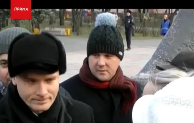 Богдан Павленко за спиной Коновалова — через несколько секунд он разобьет камеру оператора