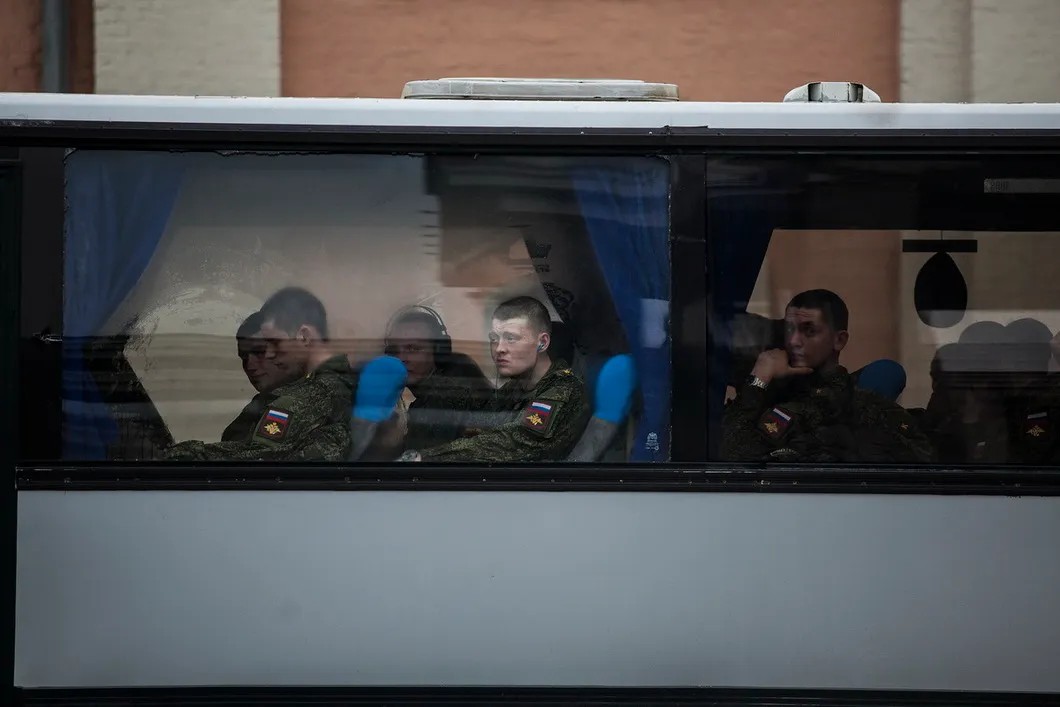 Солдаты почетного караула едут на Красную площадь в специальных автобусах. Фото: Влад Докшин / «Новая газета»