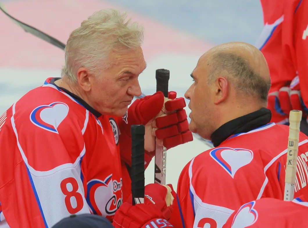 Миллиардер Геннадий Тимченко и Михаил Мишустин на благотворительной хоккейной акции. 2012 г. Фото: РИА Новости
