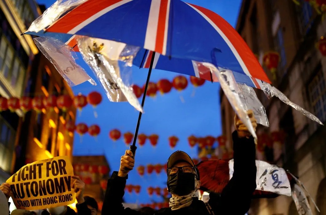 Участник акции «Вместе с Гонконгом» в китайском квартале Лондона. Фото: Reuters