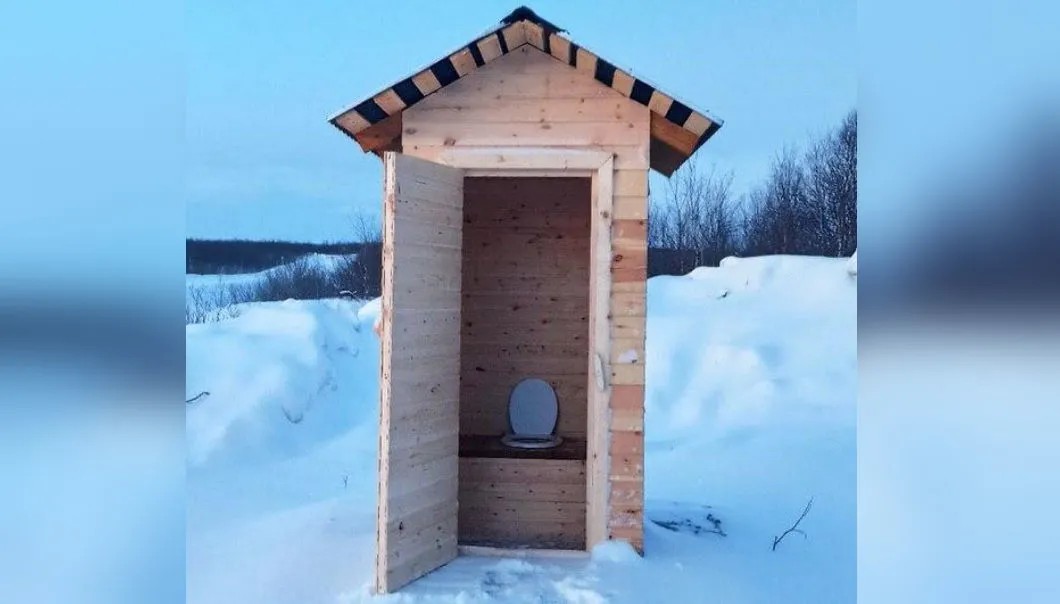 Новый туалет по дороге к Териберке. Фото: интернет-газета «Моя Териберка» / Вконтакте
