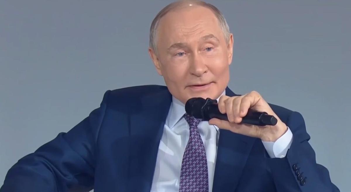 Владимир Путин рассказывает участникам форума «Знание» про подразделение «Нормандия-Неман», принимающее участие в боевых действиях против Украины