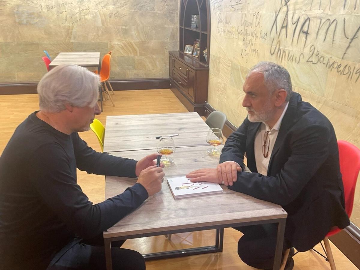 Владимир Сорокин и Армен Мартиросян, возможно, будущий армянский издатель Сорокина. Фото: Диана Гарибян / Common Ground
