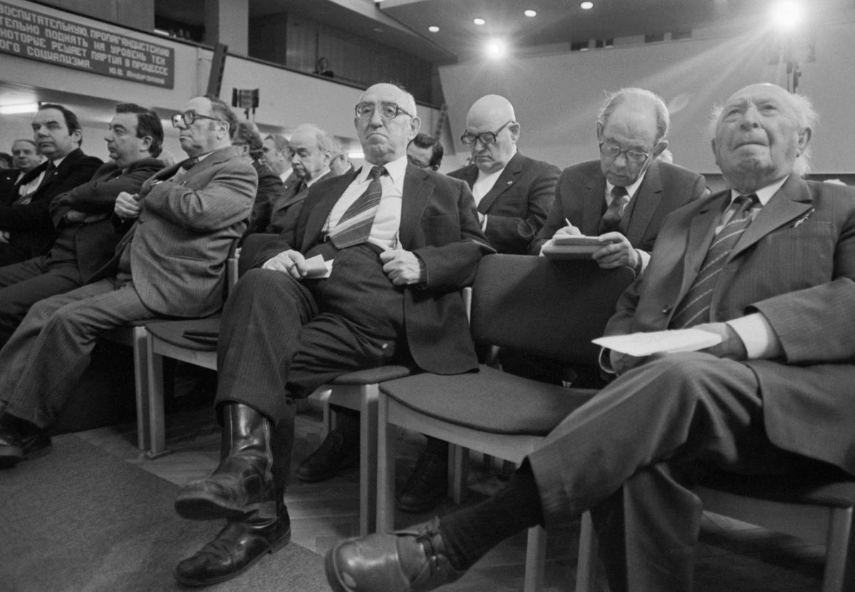 28 декабря 1983 г. Участники собрания (справа налево) академик И.И. Минц, Т.И. Ойзерман, Ц.А. Степанян, М.Б. Митин во время заседания секции общественных наук Президиума АН СССР. Фото: Анатолий Морковкин / Фотохроника ТАСС