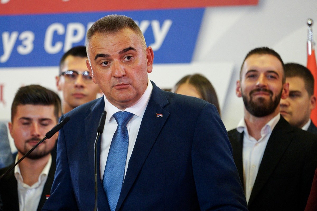 Саво Минич выступает на пресс-конференции после объявления результатов всеобщих выборов, 4 октября 2026 года. Фото: AP / TASS