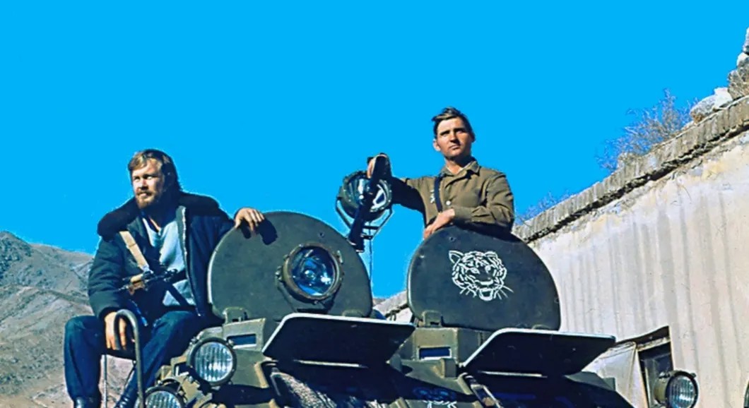 Воевавшего в Афганистане Игоря Морозова (слева, с автоматом на БТРе) называют «русским Киплингом». Фото: Wikimedia