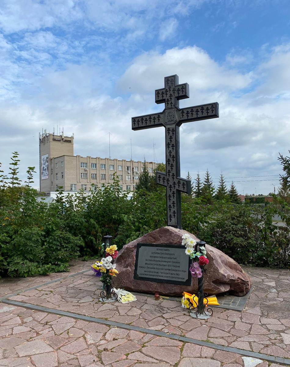 Поклонный крест в память о последнем наместнике Авраамиева-Городецкого монастыря архимандрита Серапиона. Фото: Ирек Муртазин / «Новая газета»