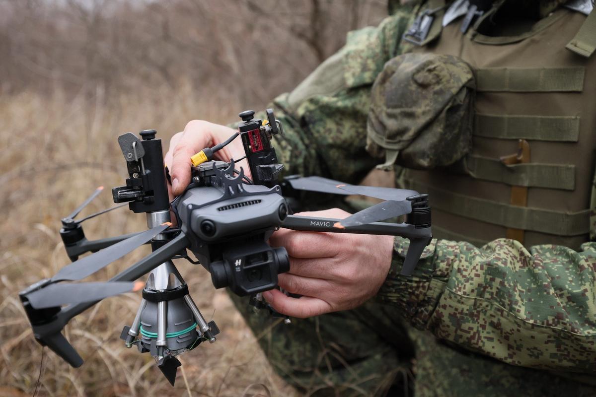 Работа расчета FPV-дронов. Фото: Александр Река / ТАСС