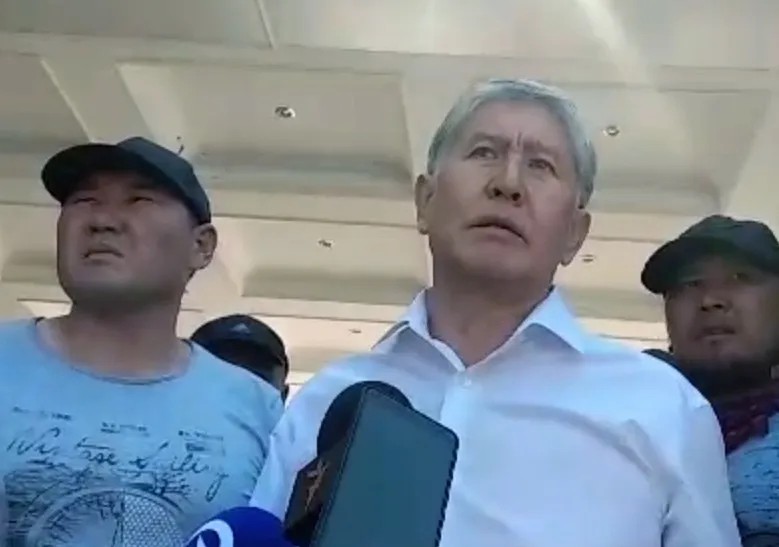 Обращение экс-президента Алмазбека Атамбаева после штурма его резиденции спецназом. Кадр видео / РИА Новости