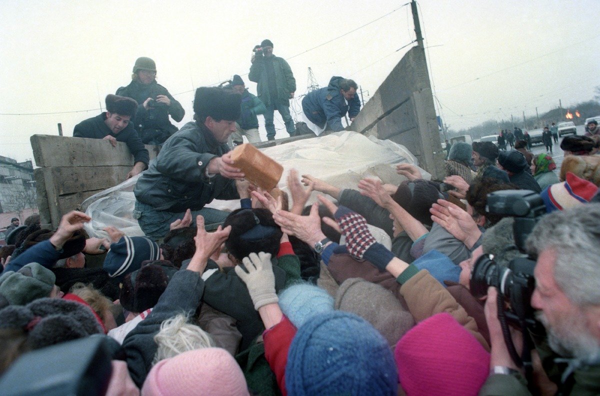 Раздача хлеба жителям Грозного, январь 1995 года. Фото: Геннадий Хамельянин / ИТАР-ТАСС