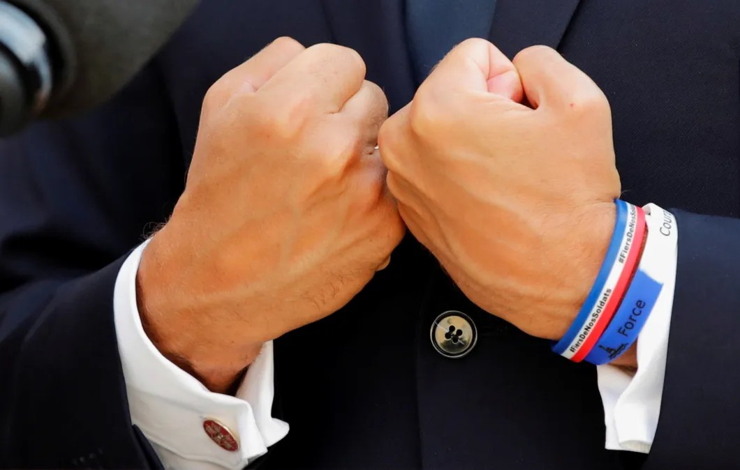 Президент Эмманюэль Макрон жестикулирует. Фото: Reuters