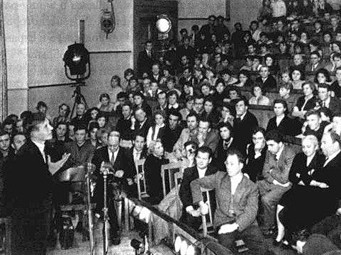 1962 год. Москва. Евгений Евтушенко читает поэму «Бабий Яр» в Политехническом музее. Фото: Википедия