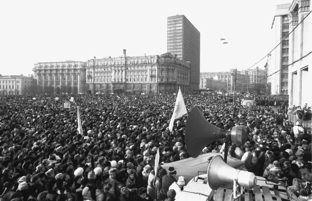 Митинг, организованный Блоком демократических сил, 1990 г. Фото: Дмитрий Соколов, Андрей Соловьев / Фотохроника ТАСС