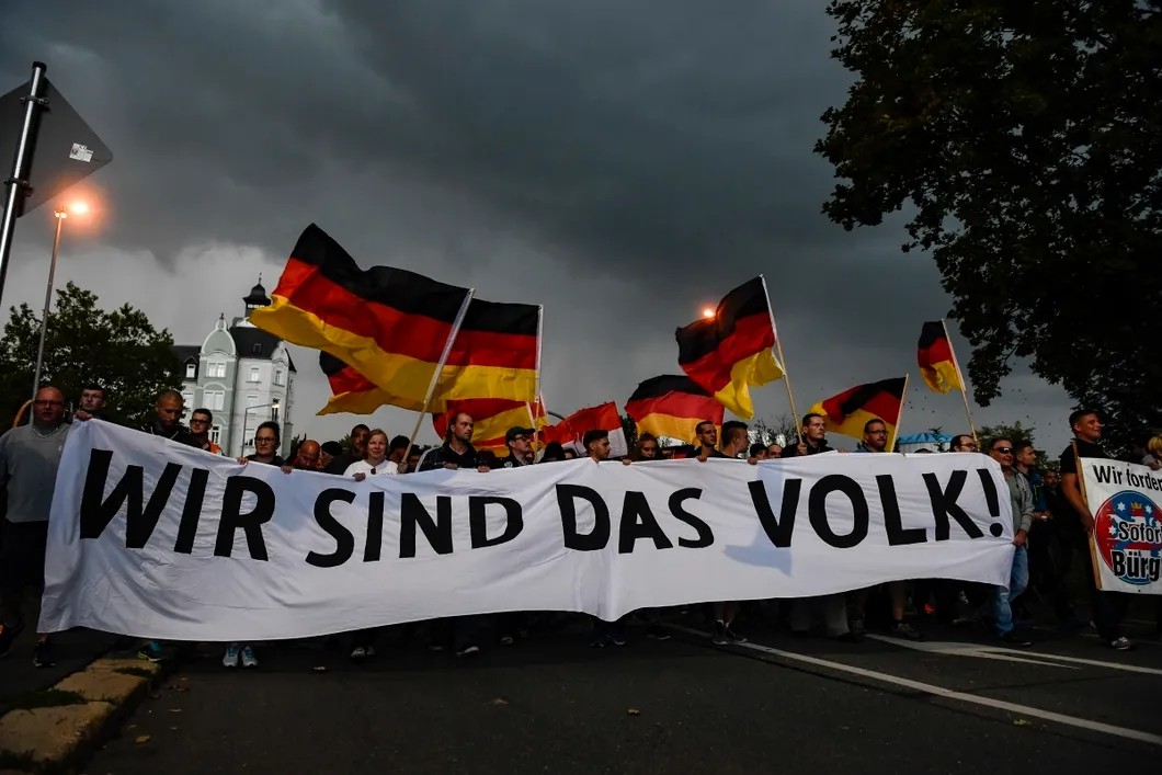 Митинг правых радикалов в Хемнице под лозунгом «Народ — это мы». Фото: EPA