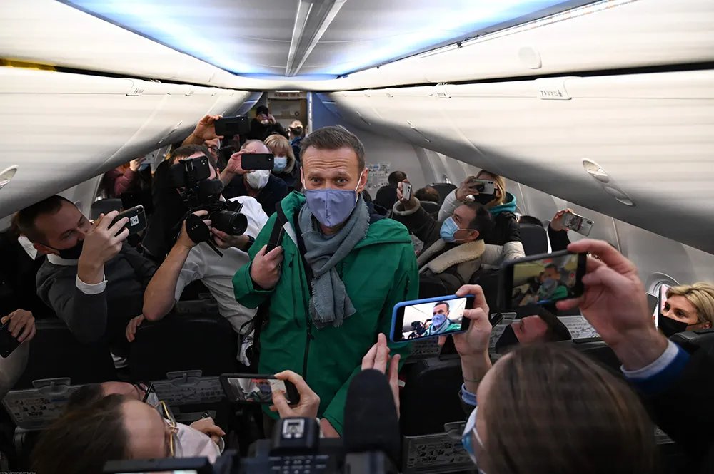 Алексей Навальный на борту самолета Берлин-Москва. Фото: East News