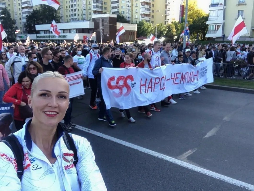 Баскетболистка Елена Левченко, отсидевшая за участие в протестных акциях, фотографирует транспарант: «Народ — чемпион» / Instagram