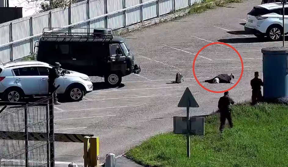 Задержание немки с рюкзаком, в котором, по данным ФСБ, была взрывчатка. Скриншот из оперативного видео