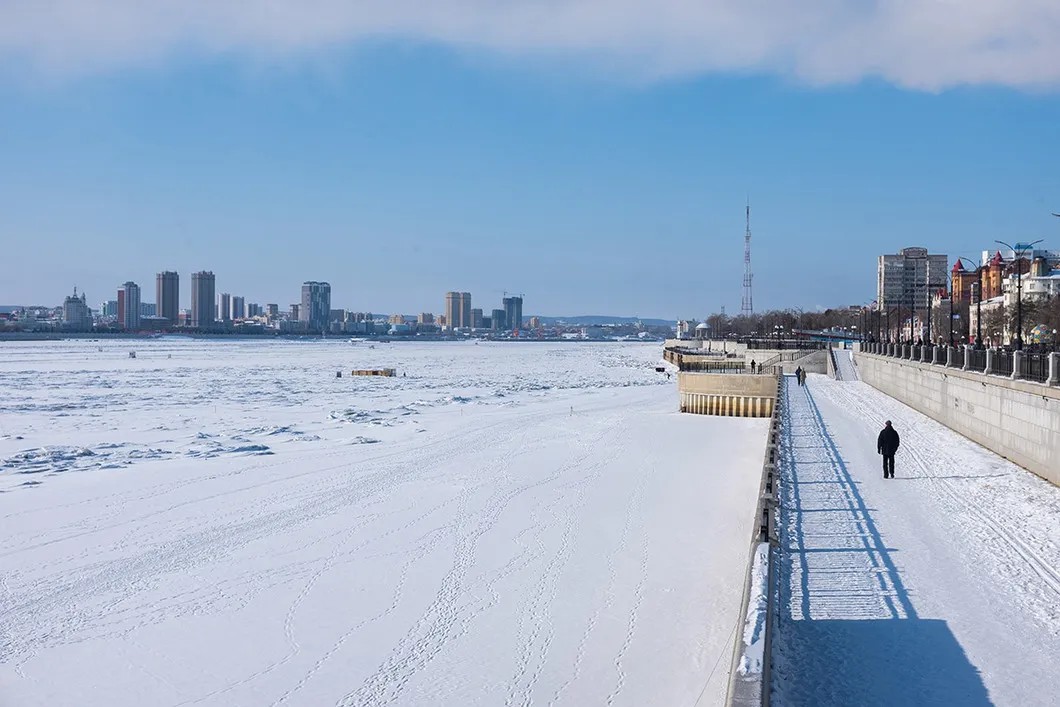 Вид на китайский город Хэйхэ из Благовещенска. Города разделяет между собой река Амур, по льду которой и проходит граница. Фото: Иван Белозеров / специально для «Новой»