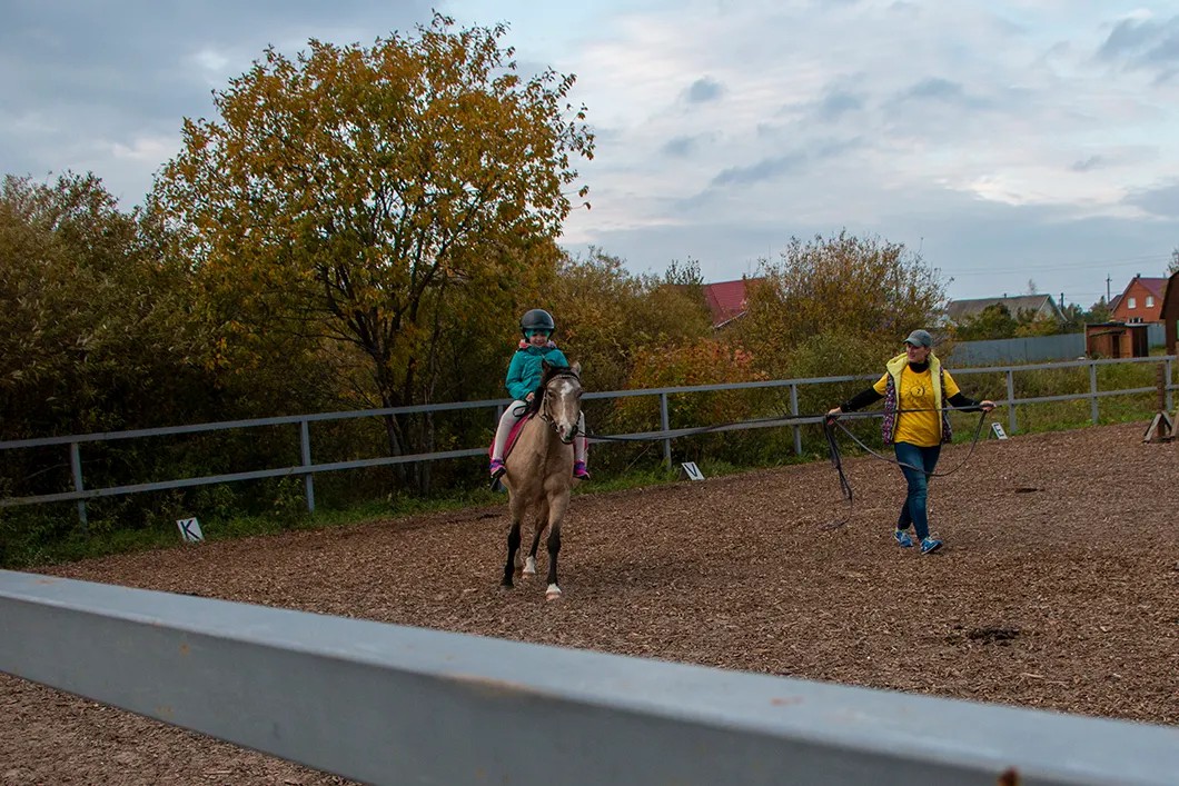 Ученица Ирина с мамой Галиной добились больших успехов в реабилитации с помощью пони. Фото: Арден Аркман, специально для «Новой»
