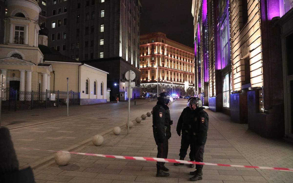Стрельба у здания ФСБ в центре Москвы, есть пострадавшие