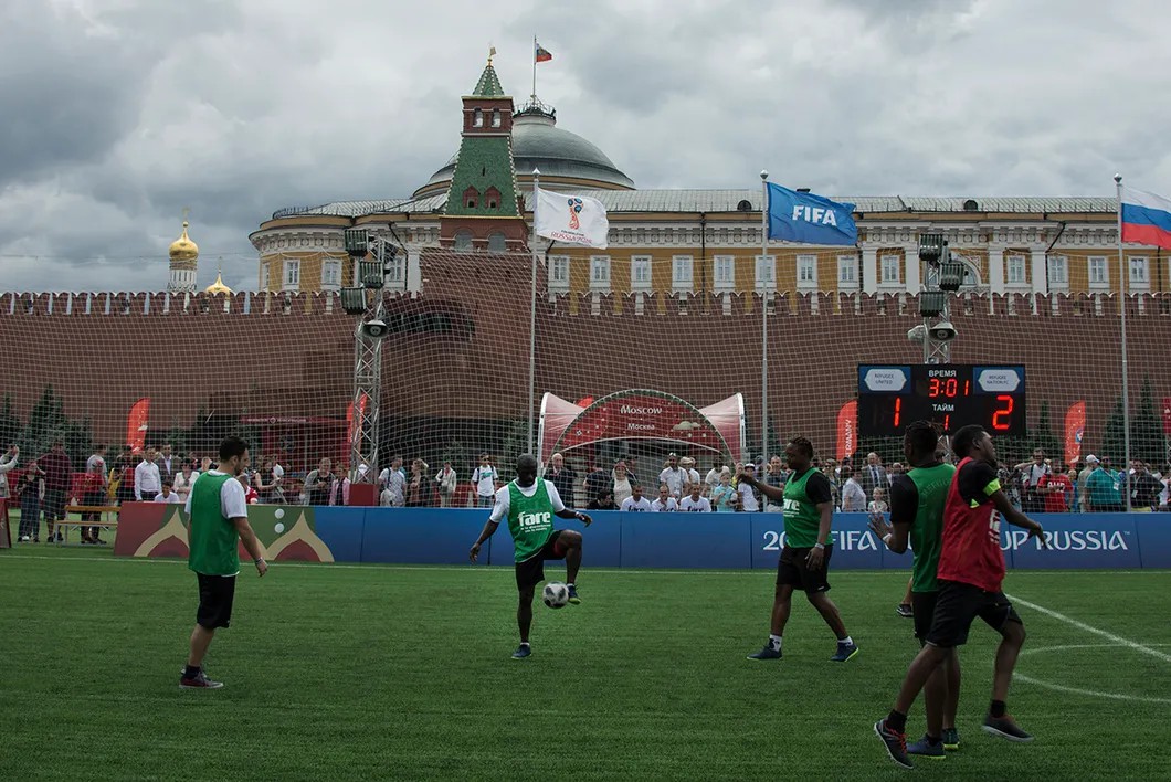 Траоре Каджале (в центре) играет в футбол с другими беженцами на Красной площади. Матч был организован Комитетом Гражданское содействие в июле 2018-го года. Фото: Виктория Одиссонова / «Новая газета»