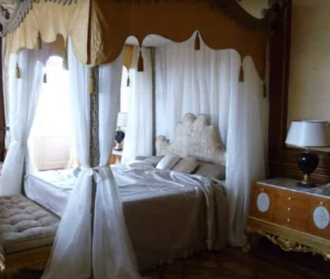 Фотография интерьера спальни. Скриншот: Алексей Навальный / YouTube