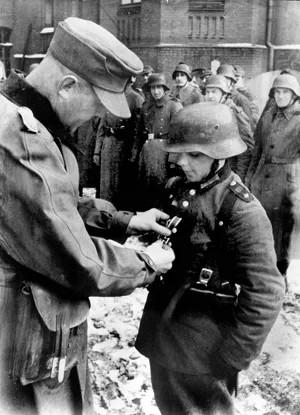 Германия, март 1945 года. Член «Гитлерюгенд» 16-летний Вилли Хюбнер, отличившийся в бою за Лаубен. Фото: АДН / Репродукция ТАСС