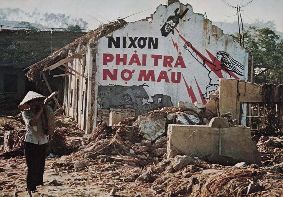 Разбомбленный Ханой. Надпись на стене: «Никсон заплатит кровью». Public domain