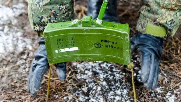 После гибели нескольких военкоров Минобороны потребовало регулировать их перемещения в зоне СВО, чтобы те не попадали под налеты FPV-дронов или огонь своей артиллерии