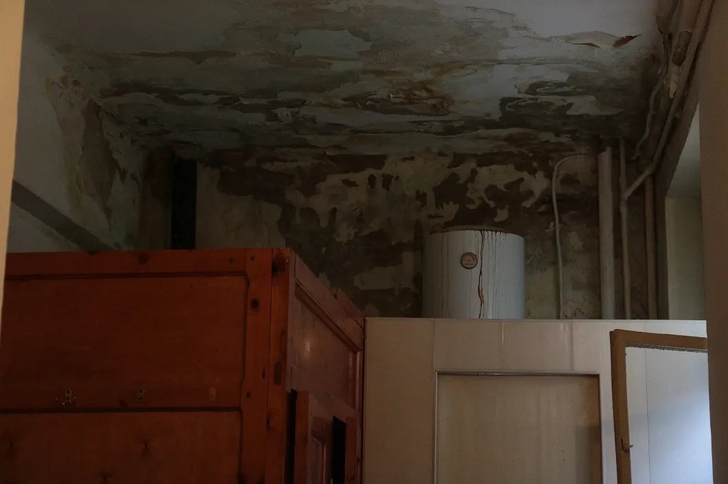 Подтеки и плесень в туалете общежития после потопа. Фото: Светлана Виданова / «Новая газета»