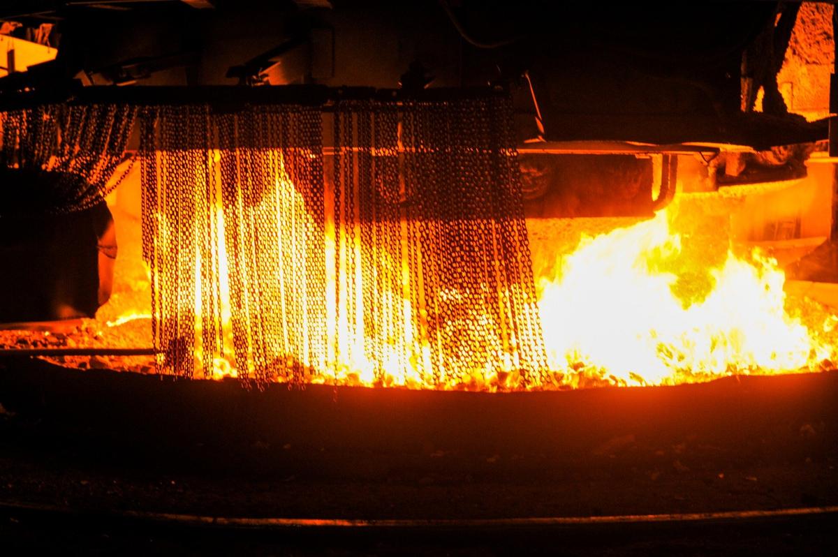 Челябинский электрометаллургический комбинат (ЧЭМК). Фото: URA.RU / TASS