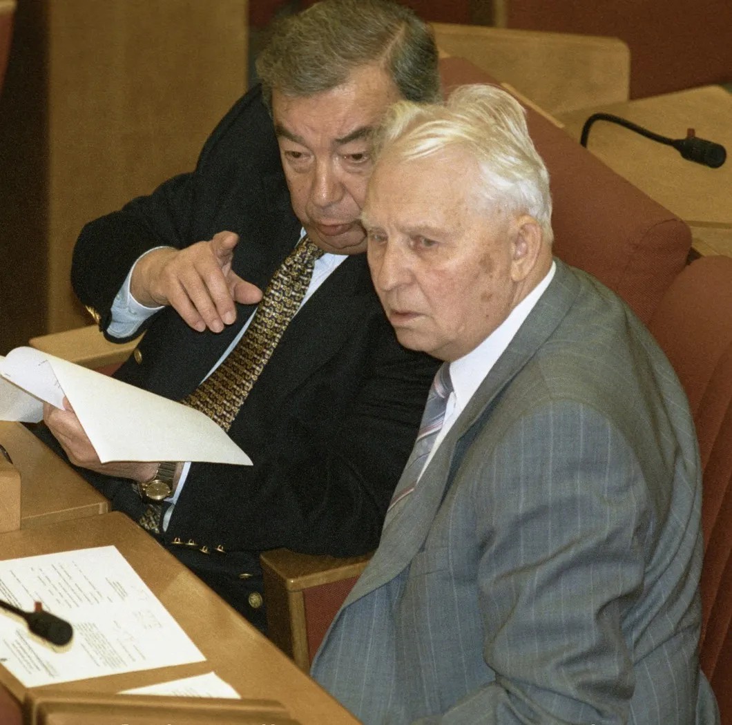 Евгений Примаков (слева) и Егор Лигачев на заседании в Госдуме, 2000 год. Фото: РИА Новости