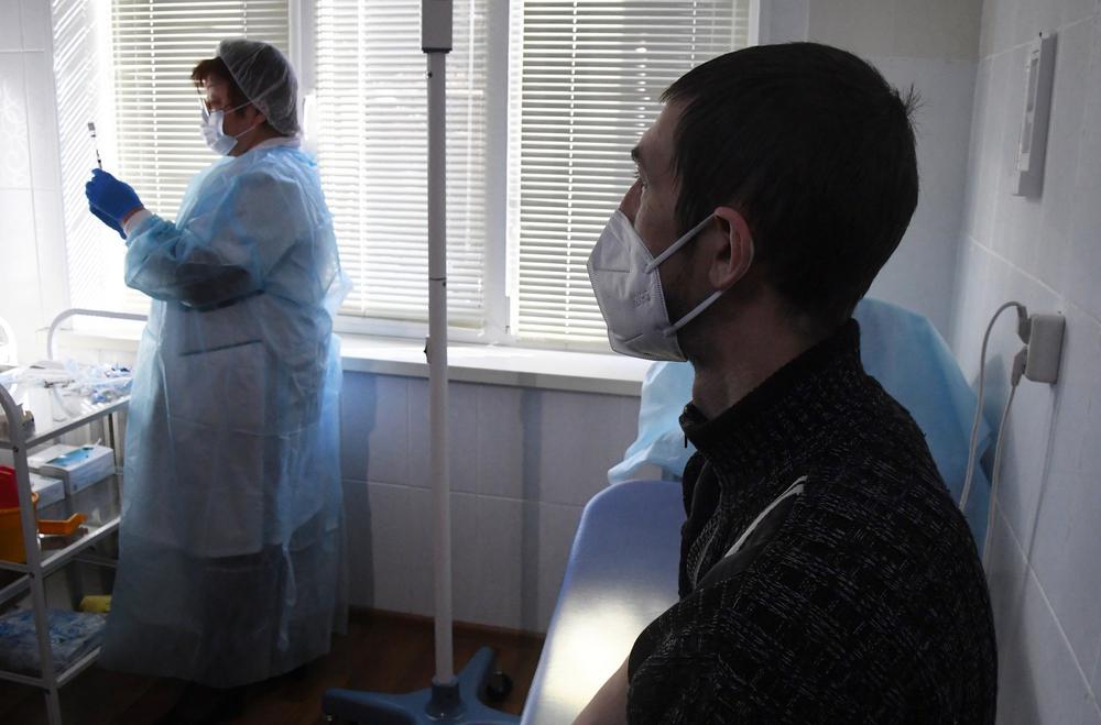 Медицинская сестра собирается ввести вакцину «Гам-КОВИД-Вак» медработнику в поликлинике №6 Владивостока. Фото: РИА Новости