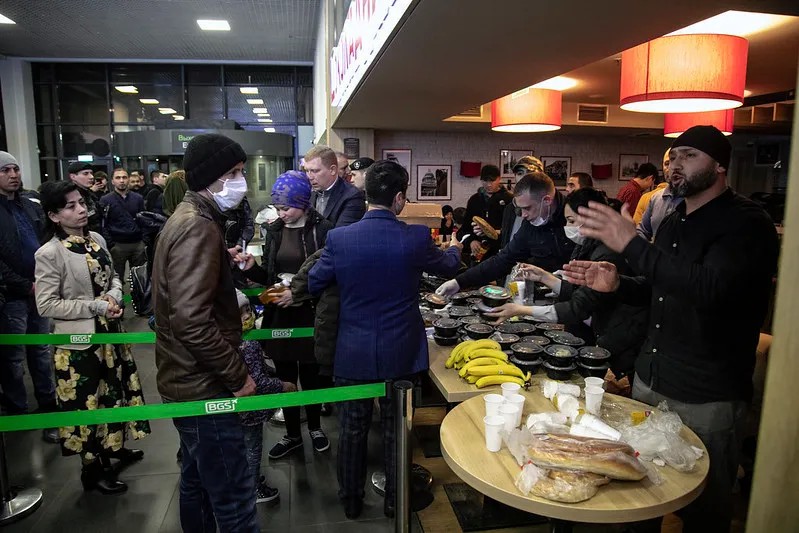 Раздача еды в аэропорту «Жуковский». Фото: Влад Докшин / «Новая газета»