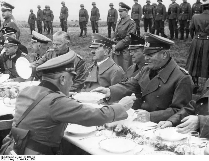 1938 год. Гитлер на военном приеме. Фото: Бундесархив