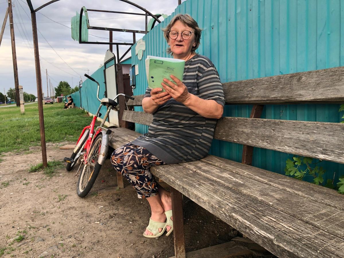Ольга Анатольевна читает свои стихи. Фото: Ирина Тумакова / «Новая газета»