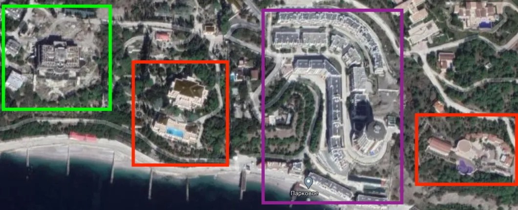 Красным выделены объекты «Газпрома». Зеленым — экс-резиденция Ахметова, выставленная на продажу. Фиолетовым — апартаменты множества физлиц, которых заставляют снести высотку.