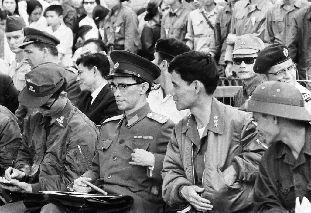После Парижского соглашения 1973 года. Офицеры Северного Вьетнама,сайгонского режима и «Вьетконга» мирно заседают в одной комиссии. Через два года Сайгон падет. Фото автора