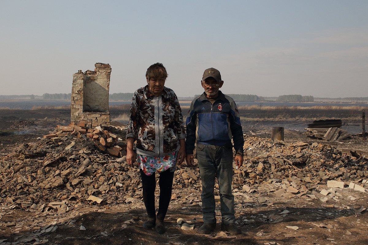 Новиха Гонеева с мужем Дамиром Ханафеевым у своего сгоревшего дома. Фото: Светлана Виданова / «Новая газета»
