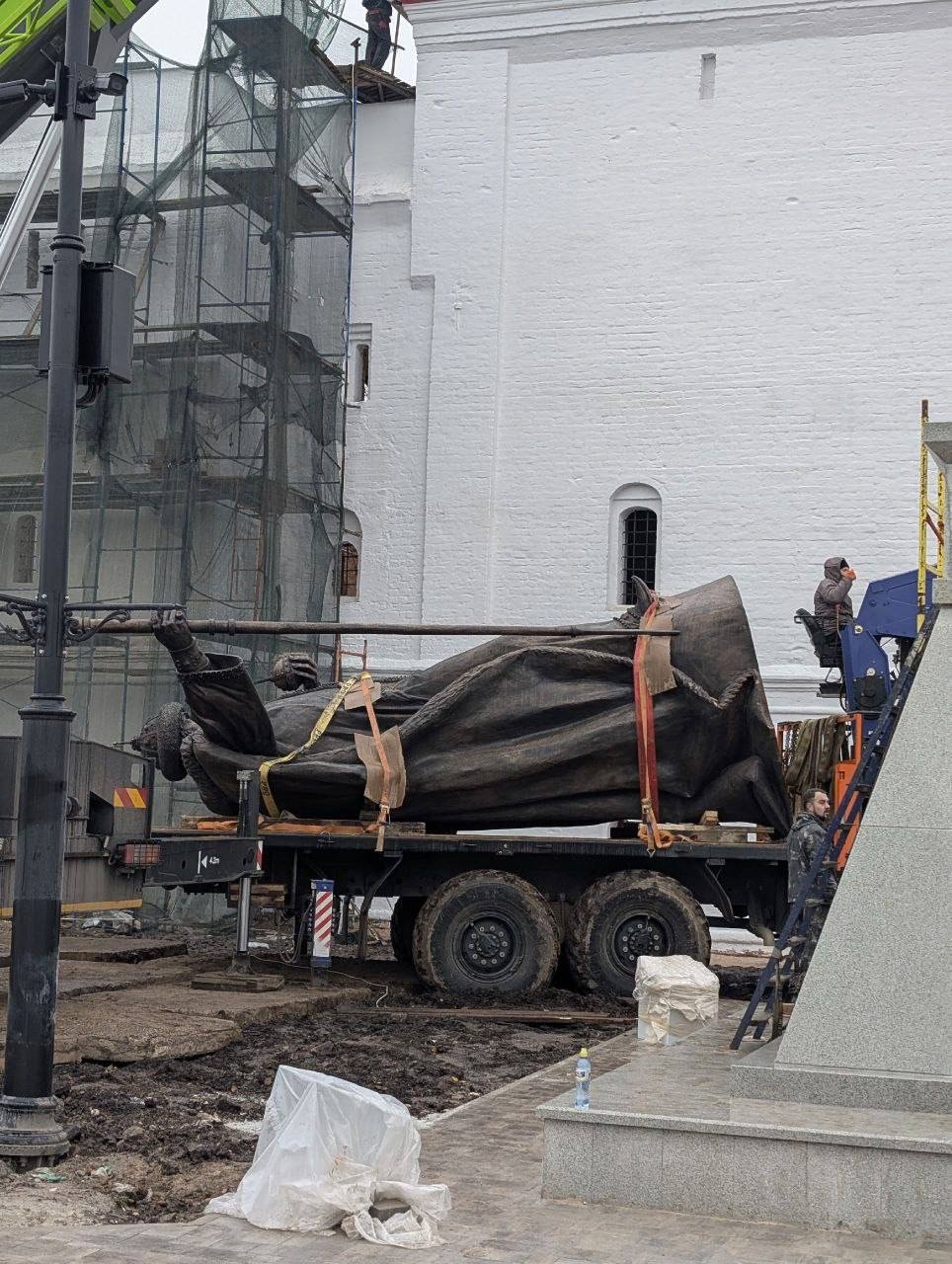 Подготовка к установке памятника, 2 ноября 2025 года. Фото: соцсети