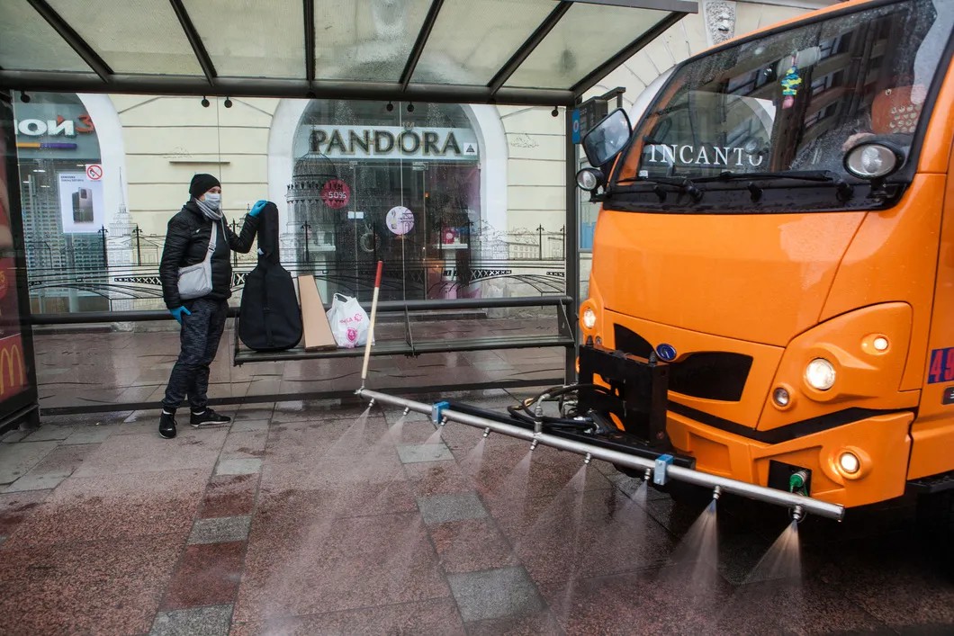Поливальные машины работают днем из-за отсутствия пешеходов. Фото: Елена Лукьянова / «Новая в Петербурге»