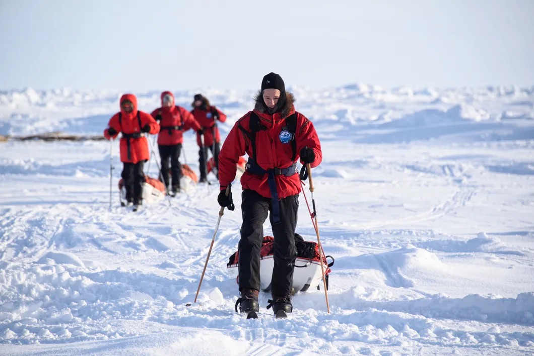 Один из первых уроков, которые ребята осваивают: идти на Северный полюс с компасом — бессмысленно. Он показывает направление на Северный магнитный полюс, расположенный между Северным географическим полюсом и Аляской. Фото: Виктория Одиссонова / «Новая газета»